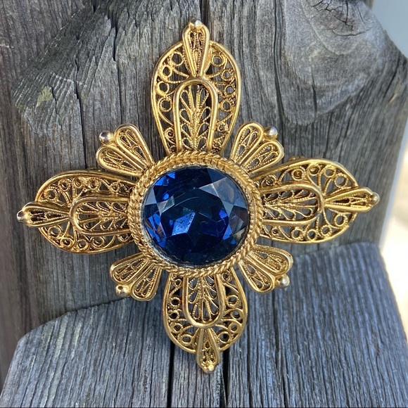 Jewelry - Avante pin with large center rhinestone